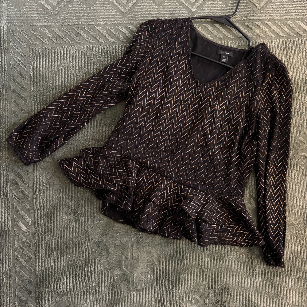 Halogen gold and black chevron ruffled top